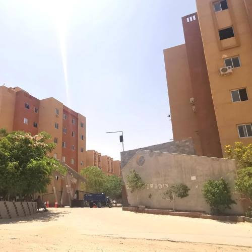 عند النادي